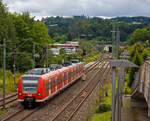 Der „Quietschie“ ET 425 568-3 / 435 568-1 / 435 068-2 / 425 068-4 (94 80 0425 568-3 D-DB / 94 80 0435 568-1 D-DB / 94 80 0435 068-2 D-DB / 94 80 0425 068-4 D-DB) der DB Regio fährt am 15.07.2021 als Tfzf (Triebfahrzeugfahrt) bzw. Lz (Lokzug) durch Wissen (Sieg) in Richtung Köln. Aufgenommen vom Parkdeck des Bahnhofes Wissen (Sieg).

Der Elektrotriebzug wurde 2000 von ABB Daimler-Benz Transportation GmbH (ADtranz) in Hennigsdorf  unter den Fabriknummer 22973 bis 22976 gebaut.

Die Triebwagen der Baureihen 425 und 426 des Konsortiums Siemens Transportation Systems/Bombardier/DWA sind leichte Elektro-Gliedertriebzüge für S-Bahn- und Regionalverkehr. Sie sind nahezu baugleich mit der Baureihe 424, die im hannoverschen S-Bahnnetz eingesetzt wird. Mit der hochflurigen und äußerlich sehr ähnlichen reinen S-Bahn-Baureihe 423 gibt es dagegen nur wenige technische Gemeinsamkeiten.

Wie hier die BR 425 ist ein vierteiliger Triebzug, wobei die Mittelwagen als BR 435 eingereiht sind. Dagegen die BR 426 sind zweiteige Triebzüge.

Das Konzept:
Die Wagenkästen sind in selbsttragender Bauweise aus Aluminium-Strangpressprofilen geschweißt. Um die Außenhaut möglichst glatt und frei von konstruktionsbedingten Erhebungen zu halten, sind die Scheiben, der Rahmen und der Kasten untereinander bündig verklebt, dies verbessert die Aerodynamik und ermöglicht eine effiziente automatisierte Außenreinigung. Die Scheiben sind Thermofenster aus zweilagigem Verbundglas.

In Anlehnung an die S-Bahn-Züge der Baureihe 420 wurde die Länge der vierteiligen Einheit auf rund 70 Meter festgelegt. Anders als die Triebzüge der Baureihe 420 sollten diejenigen der Baureihe 425 in voller Länge begehbar und übersehbar sein, sie sind durch eine Glaspendeltüre unterteilt. Um die geforderten großen freien Durchgänge zwischen den Wagen zu realisieren, wurde das Fahrzeug als vierteiliger Gliedertriebzug mit Kurzkupplungen und Jakobs-Drehgestellen an den Wagenübergängen vorgesehen, was die Bewegungen und Abstände der Wagenkästen zueinander minimiert.
Dachpartie der Baureihe 425

Das Fahrzeug ist dabei in zwei Zughälften eingeteilt, die weitgehend ähnlich aufgebaut sind. Beim 424 und 425 ist jede von ihnen jeweils mit einem Zugsteuergerät, einem Transformator zu 1,2 MVA, einem Antriebsstromrichter, einer Bordnetzversorgung, einer Druckluft-Bremsausrüstung mit einem Bremssteuergerät sowie einer Funkanlage (früher Mesa 2002, jetzt MTRS) versehen. Der 426 hat hingegen nur einen Transformator und einen Antriebsstromrichter. Dabei werden die schon ausgelieferten Fahrzeuge nach einer Lösung der DB AG mit einer MTRS-Anlage mit abgesetzten Bedienteil für den zweiten Führerstand ausgerüstet. Vom Hersteller werden wieder zwei Anlagen mit je einem Bedienteil eingebaut.

Die restlichen Installationen verteilen sich:
•	Wagen 1 (425 001 ff) enthält das behindertengerechte Vakuum-WC und die Indusi LZB oder I60R
•	Wagen 2 (435 001 ff) enthält den Stromabnehmer und die Hauptschalter
•	Wagen 3 (435 501 ff) enthält den Luftpresser
•	Wagen 4 (425 501 ff) enthält das Thermofach für den Lokführer und den Rechner des Fahrgastinformationssystems

In Wagen 1 ist im Anschluss an den Führerstand ein 1.-Klasse-Abteil mit 12 Plätzen ausgewiesen. Es unterscheidet sich durch den größeren Sitzreihenabstand und eine andere Polsterfarbe von der 2. Klasse, Sitzteilung 2+2 entspricht der 2. Klasse. 

Die Antriebsstromrichter realisieren Drehstromantrieb mit Bremsstromrückspeisung über vier Fahrmotoren in den Enddrehgestellen und den äußeren beiden Jakobs-Drehgestellen. Der Antrieb erfolgt über eine Bogenzahnkupplung. Das mittlere Laufdrehgestell ist weder angetrieben noch gebremst.

Um die von den meisten Einsatzorten geforderten Flügelkonzepte mit dem Fahrgastaufkommen angepassten Zuglängen zu realisieren, wurden automatische Scharfenberg-Kupplungen eingebaut. Die Baureihen 424 bis 426 sind untereinander frei kuppelbar. Auch 420er und 423er lassen sich ankuppeln, allerdings mechanisch und nicht elektrisch, was den Nutzen auf das Abschleppen liegengebliebener Fahrzeuge beschränkt.

Der Triebwagen hat eine Fußbodenhöhe von 798 Millimetern (bzw. 780 Millimetern), ähnlich den reinen S-Bahn-Wagen der Baureihe 424. Im Gegensatz zu letzteren kann dieser Zug allerdings an unterschiedlichen Bahnsteighöhen eingesetzt werden und ist daher mit vier Rollstuhlhubliften ausgestattet. Acht elektrische zweiflügelige Schwenkschiebetüren pro Seite erlauben schnellen Fahrgastwechsel. Um das technikbasierte Abfertigungsverfahren (TAV) zur Selbstabfertigung von Zügen durch den Triebfahrzeugführer zu ermöglichen, sind sie mit Lichtgittern und Einklemmschutz sowie Fahrgastsprechstellen versehen.

Zugzielanzeigen an den Fronten und den Seiten, ein Fahrgastinformationssystem (FIS) mit Anzeige von Linie, Endstation und nächstem Halt sowie eine automatische Ansage von nächstem Halt und Umsteigemöglichkeiten sorgen für Informationen. Die automatische Ansage erfolgte ursprünglich wie bei der Baureihe 423 wenige Meter nach der Abfahrt, wurde aber inzwischen auf eine per Wegmessung über einen Radsatz (424/425.0/426) bzw. per GPS (425.2 bis 425.5) gestützte Ansage kurz vor Erreichen des nächsten Halts umgerüstet.

TECHNISCHE DATEN:
Achsformel: Bo'(Bo)(2)(Bo)Bo' (in Klammern Jakobs-Drehgestellen)
Spurweite: 1435 mm (Normalspur)
Länge über Scharfenbergkupplung: 67.500 mm (17,87m + 15,11m + 15,11m + 17,87m)
Achsabstand im End-Drehgestell: 	2.200 mm 
Achsabstand im Jakobs-Drehgestell: 2.700 mm
Treib- und Laufraddurchmesser: 850 mm (neu) / 780 mm (abgenutzt)
Leergewicht: 114,0 t
Höchstgeschwindigkeit: 140 km/h (1. u. 3. Serie mit LZB 160 km/h)
Leistung: 8 x 293,75 = 2.350 kW
Bremskraft: 140 kN
Beschleunigung: 1,0 m/s²
Bremsverzögerung: 0,9 m/s²
Motorentyp: Drehstrom-Asynchron  vom Typ 	1TB1724 0GA02
Anzahl der Fahrmotoren: 4 × 2
Kupplungstyp: 	Scharfenbergkupplung Typ 10
Sitzplätze: 206 (davon 12 in der 1. Klasse)
Stehplätze: 228
Fußbodenhöhe: 780 mm (798 mm bei 1. Bauserie)
