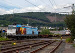 Die Captrain 185 549-3 (91 80 6185 549-3 D-CCW) fährt am 24.08.2021 mit einem Containerzug durch Niederschelden über die Siegstecke (KBS 460) in Richtung Köln.