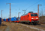 Die 145 049-3 (91 80 6145 049-3 D-DB) der DB Cargo AG fährt am 30.03.2021 mit einem Containerzug auf der Dillstrecke (KBS 445) durch Rudersdorf (Kr.