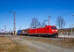 Die 185 070-0 (91 80 6185 070-0 D-DB) der DB Cargo AG fährt am 30.03.2021 mit einem gemischten Güterzug auf der Dillstrecke (KBS 445) durch Rudersdorf (Kr.