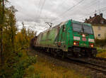 Die grüne DB Cargo 185 389-4 (91 80 6185 389-4 D-DB), mit Werbung „DB Schenker/Audi Logistik Co2-frei“, fährt am 22.10.2021 mit einem offenen Güterzug (Wagen der Gattung