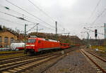 Die 152 063-4 (91 80 6152 063-4 D-DB) der DB Cargo AG fährt am 20.11.2021 mit einem sehr langen Leerzug von Autotransportwagen (u.a. der Gattung Laaers 560 und Hcceerrs 330), durch den Bahnhof Betzdorf (Sieg) in Richtung Siegen.

Die Siemens ES64F wurde1998 noch von Krauss-Maffei in München-Allach unter der Fabriknummer 20190 für die Deutsche Bahn AG gebaut.
