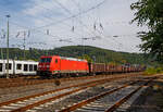Die 185 381-1 (91 80 6185 381-1 D-DB) der DB Cargo AG fährt am 03.09.2016 mit einem langen offenen Güterzug (Wagen der Gattung Eanos-x) durch Betzdorf (Sieg) in Richtung Köln.