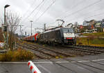 Die schwarze DB Cargo 189 098-7 (91 80 6189 098-7 D-DB), ex MRCE Dispolok ES 64 F4-998, fährt am 26.11.2021 mit einem gemischten Güterzug durch Niederschelden in Richtung Siegen.