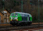 kbs-460-siegstrecke/758769/die-218-461-2-92-80-1218 Die 218 461-2 (92 80 1218 461-2 D-AIX) der der AIXrail GmbH (Aachen) fährt am 03.12.2021, als Lz (Lokzug) bzw. auf Tfzf (Triebfahrzeugfahrt), durch Betzdorf/Sieg in Richtung Siegen.

Die V 164 wurde 1978 bei Henschel in Kassel unter der Fabriknummer 32055 gebaut und als 218 461-2 an die DB geliefert. Bis 2020 fuhr sie als 92 80 1218 461-2 D-DB für die DB Fahrwegdienste GmbH und wurde dann an die AIXrail GmbH verkauft.

Die Baureihe 218 ist das zuletzt entwickelte Mitglied der V 160-Lokfamilie. Viele Gemeinsamkeiten der Baureihen V 160 bis V 169 (spätere 215 bis 219) wurden in ihr zusammengefasst. Bei der Baureihe 218 wurde von der Baureihe 217 die elektrische Zugheizung übernommen, von den Prototypen der Baureihe 215 übernahm man den 1840-kW-Motor (2500 PS), wobei ein Hilfsdieselmotor zum Betrieb des Heizgenerators überflüssig wurde.
Im Jahr 1966 bestellte die Deutsche Bundesbahn zunächst zwölf Vorserien-Lokomotiven der Baureihe V164. Die ersten Lokomotiven wurden ab 1968 von der Firma Krupp ausgeliefert. Von der Deutschen Bundesbahn wurden sie aber als Baureihe 218 in Dienst gestellt. Die Serienbeschaffung (unter Beteiligung von Henschel, Krauss-Maffei und MaK in Kiel) erfolgte von 1971 bis 1979 mit 398 weiteren Maschinen. Hinzu kam 1975 nach einem Unfall die 215 112, die nach ihrer Instandsetzung zur 218 399 wurde. Die Auslieferung erfolgte in vier Bauserien (218 101-170, 171-298, 299-398, 400-499), bei denen es geringe Veränderungen gab.
Die 140 km/h schnellen und 2500 bis 2800 PS starken ''BB-Loks wurden im Reise - und Güterzugdienst eingesetzt. Die elektrische Zugheizung und die Wendezug- und Doppeltraktionssteuerung machen die Baureihe 218 zu einer universal verwendbaren Lok. Die Baureihe 218 bewährte sich im Betriebsdienst und galt noch bis ins Jahr 2000 als die wichtigste Streckendiesellok der Deutschen Bahn AG. Leider wurden immer mehr Leistungen im Personennahverkehr durch Triebwagen ersetzt. Dadurch und durch Betreiberwechsel waren immer mehr Lokomotiven der Baureihe 218 bei der Deutschen Bahn AG überflüssig geworden. Im Juli 2009 waren noch etwa 200 Exemplare im Einsatz. Eine Nachfolgerin für die Baureihe 218 ist noch nicht in Sicht.

Technische Daten:
Achsformel:  B'B'
Spurweite:  1.435 mm
Länge: 16.400 mm
Gewicht:  80 Tonnen
Radsatzfahrmasse:  20,0 Tonnen
Höchstgeschwindigkeit:  140 km/h
Motor: Wassergekühlter V 12 Zylinder Viertakt MTU - Dieselmotor vom Typ 12 V 956 TB 11 (abgasoptimiert ) mit Direkteinspritzung und Abgasturboaufladung mit Ladeluftkühlung
Motorleistung: 2.800 PS (2.060 kW) bei 1500 U/min
Getriebe: MTU-Getriebe K 252 SUBB (mit 2 hydraulische Drehmomentwandler)
Leistungsübertragung: hydraulisch
Tankinhalt:  3.150 l