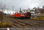 kbs-460-siegstrecke/759040/die-146-001-3-91-80-6146 Die 146 001-3 (91 80 6146 001-3 D-DB) der DB Regio NRW fährt am 04.12.2021, mit dem RE 9 (rsx - Rhein-Sieg-Express) Aachen - Köln – Siegen, durch Niderschelden in Richtung Siegen. Während in Gegenrichtung gerade die 151 045-2 mit einem Coilzug fährt. 

Die TRAXX P160 AC1 (Br 146.0) wurde 2001 von ABB Daimler-Benz Transportation GmbH in Kassel unter der Fabriknummer 33813 gebaut.