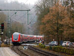 Steuerwagen voraus erreicht der RE 9 rsx - Rhein-Sieg-Express (Aachen– Köln - Siegen) am 16.12.2021 den Bahnhof Kirchen (Sieg). Schublok ist die 146 006-2 (91 80 6146 006-2 D-DB).
