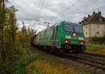 Die grüne DB Cargo 185 389-4 (91 80 6185 389-4 D-DB), mit Werbung „DB Schenker/Audi Logistik Co2-frei“, fährt am 22.10.2021 mit einem offenen Güterzug (Wagen der Gattung