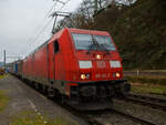 Die 185 361-3 (91 80 6185 361-3 D-DB) der DB Cargo AG fährt am 15.01.2022 mit einem KLV-Zug durch Scheuerfeld (Sieg) in Richtung Köln.