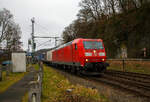 Die 185 166-6 (91 80 6185 166-6 D-DB) der DB Cargo Deutschland AG donnert am 15.01.2022 mit einem KLV-Zug durch Scheuerfeld (Sieg) in Richtung Köln.