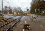 Nun zeigt das Schutzsignal - Signal Sh 1 „Fahrverbot aufgehoben.“ - an einem niedrigstehenden Lichtsperrsignal (Schotterzwerg), beim Bahnhof Scheuerfeld (Sieg), Gleis 411 (Fahrtrichtung
