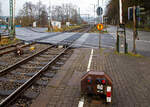 Schutzsignal - Signal Hp 0 „Halt“ an einem niedrigstehenden Lichtsperrsignal (Schotterzwerg), beim Bahnhof Scheuerfeld (Sieg), Gleis 411 (Fahrtrichtung Betzdorf), kurz vor dem