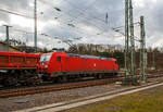 Die 185 244-1 (91 80 6185 244-1 D-DB) der DB Cargo AG fährt am 23.02.2022 mit einem Schotterzug (unterschiedliche Wagen) durch Betzdorf (Sieg) in Richtung Köln.