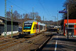 Der VT 253 (95 80 0648 153-4 D-HEB / 95 80 0648 653-3 D-HEB) ein Alstom Coradia LINT 41 der HLB (Hessische Landesbahn) verlässt am 28.02.2022, als RB 90  Westerwald-Sieg-Bahn  (Siegen - Au/Sieg