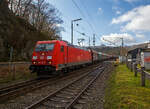 Die 185 208-6 (91 80 6185 208-6 D-DB) der DB Cargo Deutschland AG fährt am 26.02.2022 mit einem Gemischten Güterzug durch Scheuerfeld (Sieg) in Richtung Siegen.