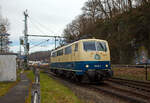 Die 111 025-3 (91 80 6111 025-3 D-TFT) der Train4Train GmbH (Bodenwerder) fährt am 01.03.2022 auf Tfzf (Triebfahrzeugfahrt) durch Scheuerfeld (Sieg) in Richtung Köln.