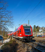 Steuerwagen voraus fährt der RE 9 - Rhein Sieg Express (RSX) Siegen - Köln – Aachen am 11.03.2022 vom Bahnhof Kirchen (Sieg) weiter in Richtung Köln, nächster Halt ist