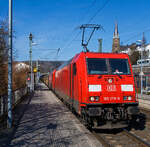 In Doppeltraktion fahren die 185 278-9 und eine weitere TRAXX F140 AC2 (BR 185.2) der DB Cargo AG am 11.03.2022, mit einem gemischten Güterzug, durch den Bahnhof Kirchen (Sieg) in Richtung Köln.