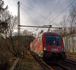 Der ÖBB Taurus 1016 041 (91 81 1016 032-5 A-ÖBB) fährt am 12.03.2022 mit einem  Winner -KLV-Zug durch Scheuerfeld (Sieg) in Richtung Siegen.