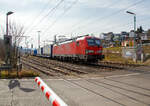 Die 193 358 (91 80 6193 358-9 D-DB) der DB Cargo Deutschland AG, fährt am 16.03.2021 mit einem KLV-Zug durch Niederschelden in Richtung Siegen.