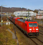 Die 185 203-7 (91 80 6185 203-7 D-DB) der DB Cargo AG fährt am 16.03.2022 mit einem gemischten Güterzug durch Niederschelden in Richtung Köln.
