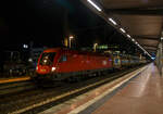 Am späten Abend um 22:00 Uhr kamen wir in Siegburg an und hatten so 45 Minuten bis unser RE 9, für das letzte Teilstück, kam. So hatte ich etwas Zeit für Nachtbilder.....
Der Taurus 2 ÖBB 1116 077 (A-ÖBB 91 81 1116 077-9) fährt am 22.03.2021 um 22:03 Uhr, mit einem KLV-Zug, durch den Bahnhof Siegburg/Bonn in Richtung Köln. Der Zug kam über die Siegstrecke (KBS 460).

Die Elektrische Universallokomotive vom Typ Siemens ES64U2  wurde 2002 von Siemens in München-Allach unter der Fabriknummer 20506 und an die ÖBB als 1116 077-7 geliefert. Sie hat die Zulassungen für Österreich und Deutschland.