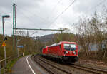 Geführt von der DB Cargo 152 170-7 fährt am 01.04.2022 ein Lokzug durch Scheuerfeld (Sieg) in Richtung Köln.