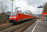 Die DB Cargo 152 170-7 (91 80 6152 170-7 D-DB) fährt am 01.04.2022 mit einem Lokzug (vier weitere Lok der DB Cargo) durch Scheuerfeld (Sieg) in Richtung Köln.