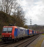 Die Re 482 012-2 „ChemOil“ (91 85 4482 012-2 CH-SBBC) der SBB Cargo AG fährt am 09.04.2022, mit einem „Winner“-KLV -Zug durch Scheuerfeld (Sieg) in Richtung Siegen.