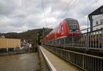 Steuerwagen voraus überquert der RE 9 rsx - Rhein-Sieg-Express (Siegen– Köln - Aachen) am 15.01.2023, die Siegbrücke und erreicht den Bahnhof Betzdorf (Sieg), Schublok war die 146 004-7 (91 80