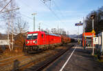 Die 187 188 (91 80 6187 188-8 D-DB) fährt am 18.01.2023 einem gemischten Güterzug durch Scheuerfeld (Sieg) in Richtung Köln.