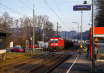 Die 187 188 (91 80 6187 188-8 D-DB) fährt am 18.01.2023 einem gemischten Güterzug durch Scheuerfeld (Sieg) in Richtung Köln.