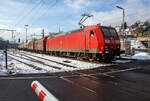 Die 185 064-3 (91 80 6185 064-3 D-DB) der DB Cargo AG fährt am 21.01.2023 mit einem gemischten Güterzug durch Niederschelden (Sieg) in Richtung Siegen.
