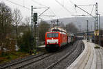 Die 189 078-9 (91 80 6189 078-9 D-DB, Class 189- VJ) der DB Cargo AG fährt am 31.01.2023 mit einem gemischten Güterzug durch den Bahnhof Kirchen (Sieg) in Richtung Köln.