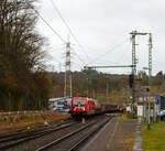 Die DB Cargo 187 198-7 (91 80 6187 198-7 D-DB) fährt am 18.02.2023 mit einem gemischten Güterzug durch Scheuerfeld (Sieg) in Richtung Siegen.