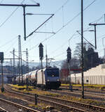 Die 185 696-2 „Marie-Chanthou“ (91 80 6185 696-2 D-Rpool) der Railpool fährt am 14.02.2023 mit einem Druckgas-Kesselwagenzug über die Siegstrecke (KBS 460) in Richtung Siegen.