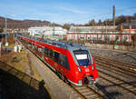 Zwei gekuppelte vierteilige Bombardier Talent 2 der DB Regio NRW, der ET 442 761/ 442 261und der ET 442 356  / 442 752 fahren am 21.02.2023, als RE 9 - Rhein Sieg Express (RSX) Siegen - Köln – Aachen, durch Niederschelden (Sieg) in Richtung Betzdorf.