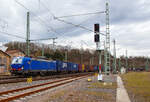 Die an die WRS Widmer Rail Services AG vermietete Siemens Vectron MS 193 493-4 (91 80 6193 493-4D-SIEAG) der HUPAC Intermodal SA fährt am 18.03.2023 mit einem KLV-Zug durch Betzdorf (Sieg) in