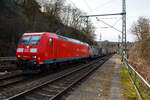Die 185 081-7 (91 80 6185 081-7 D-DB) der DB Cargo AG fährt am 28.03.2023 mit einem KLV-Zug durch Scheuerfeld (Sieg) in Richtung Siegen.