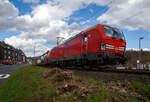 Die 193 311-8 (91 80 6193 311-8 D-DB) der DB Cargo fährt am 24.03.2023 mit einem gemischten Güterzug durch Kirchen (Sieg) in Richtung Köln.