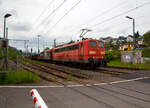 Die an die DB Cargo AG vermietete Railpool 151 002-3 (91 80 6151 002-3 D- Rpool) fährt mit einem gemischten Güterzug am 11.05.2023 durch Niederschelden (hier beim Bü 343 – km 112,183 der