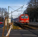 Die 193 338 (91 80 6193 338-1 D-DB) der DB Cargo AG fährt am 18.01.2023 mit einem KLV-Zug durch Scheuerfeld (Sieg) in Richtung Köln.