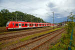 Zweigekuppelte ET 427 (423 192 /423 692 und 423 055/423 555) der S-Bahn Köln erreichen am 27.08.2023 als S 12 den Zielbahnhof Au (Sieg).

Recht steht der RE 9 im Bahnhof.