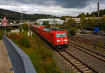 Die DB Cargo 185 257-3 (91 80 6185 257-3 D-DB) fährt am 16 Oktober 2023 mit einem gemischten Güterzug durch Niederschelden/Sieg in Richtung Köln.