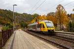 Der VT 254 (95 80 0648 154-2 D-HEB / 95 80 0648 654-1 D-HEB), ein Alstom Coradia LINT 41 der HLB (Hessische Landesbahn), verlässt am 26 Oktober 2023, als RB 90  Westerwald-Sieg-Bahn  (Siegen - Betzdorf - Au - Altenkirchen), den Bahnhof Kirchen/Sieg in Richtung Betzdorf.