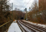 Blick vom Bahnhof Scheuerfeld (Sieg), Gleisende 411, auf die Siegbrücke und den nachfolgenden 32 m langen Mühlburg-Tunnel der Siegstrecke (KBS 460) bei km 79,4 am 02.12.2023.
