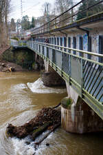 Die vom Hochwasser beschädigte Eisenbahn-Siegbrücke mit Fußgängersteg in Kirchen (Sieg), der Siegstrecke (KBS 460), hier am 03.01.2024.