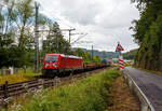 Die 187 210-0 (91 80 6187 210-0 D-DB) der DB Cargo AG fährt am 10 Juli 2024 mit einem langen gemischten Güterzug durch Scheuerfeld (Sieg) in Richtung Köln.
