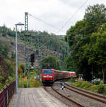 Die 146 005-4 (91 80 6146 005-4 D-DB) der DB Regio NRW erreicht am 120 August 2024, mit dem RE 9 (rsx - Rhein-Sieg-Express) Aachen - Köln – Siegen, den Bahnhof Kirchen (Sieg).

Die TRAXX P160 AC1 wurde 2001 von ABB Daimler-Benz Transportation GmbH (ADtranz) in Kassel unter der Fabriknummer 33812 gebaut.
