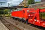 Die 185 338-1 (91 80 6185 338-1 D-DB) der DB Cargo fährt am 20 August 2024 mit einem leeren Autotransportzug (Wagen der DB Cargo Logistics GmbH, ex ATG) durch den Bahnhof Kirchen (Sieg) in